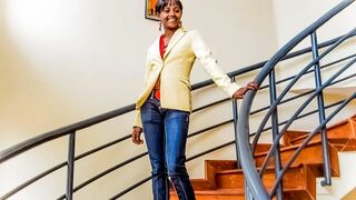 Csoki amatőr casting forgatás irodai fotózásra keményen megkamatolyja a termetes faszú producer