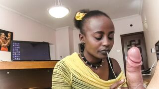 Nyakörves barna kéjnő nyáladzik a főnök pöcsén