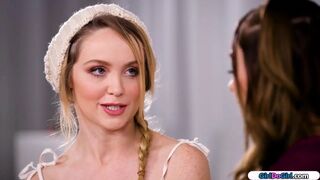 A karcsú riporter bevallja, hogy megnyalni szeretné a mellbimbós szőkét