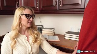 Csábos 40-es Julia Robbie és a zsenge csóka