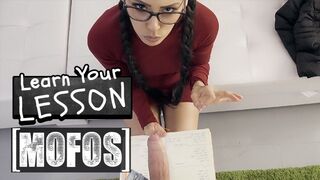 Andreina Deluxe vizsgára tanul, jordi inkább a ciccseit és fenekét tanulmányozza