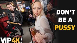 Bátor világos szőke pornósztár kúrja idegen faszit a bárban