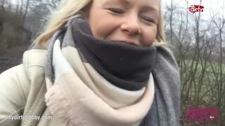 Forró fiatal kiscsaj kerékpáron dörzsöli szaftos puncáját