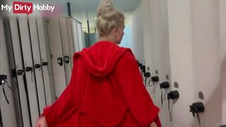Szöszke cheerleader orálozása az öltözőben