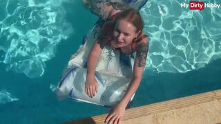Emma wolf a tüzes csajszi aki a medencében közösül vadul