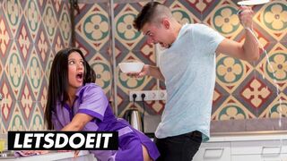 A szívdöglesztő szobalány Jade Presley kitakarít és leszopja a kolosszális faszkat a forró szálláson