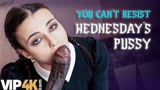 Lispy wednesday kefélte a nevelő apa óriási faszát mint egy igazi kutyaként