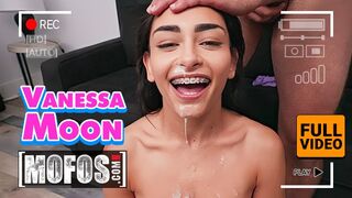 Sovány fekete Vanessa Moon megküzd jmac óriási farkával minden pózban