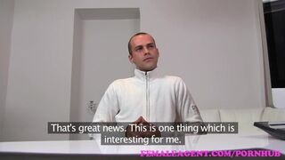 Izgató milf ügynök teszteli a erőszakos csávót