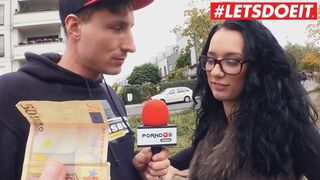 Német tinilány bazinagy segggel a buszról leszállva forró autós dugásban