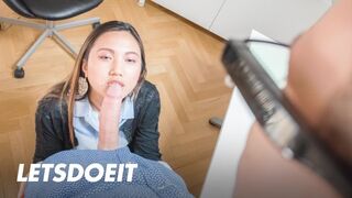 May Thai ázsiai szépsége külföldön forró légyott után arcon élvez