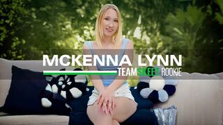 Mckenna Lynn legelső pornója: szöszi kisasszony vad faszas kalandja