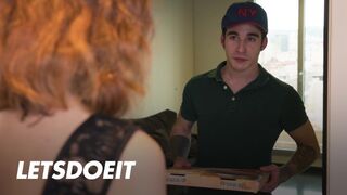 Megcsaló bulkesz Arian Joy először a barátját baszogatja, aztán a kézbesítő pasi megkúrja jól
