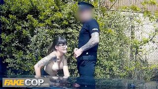 Rendőr megrépázza a sötét hajú geek csajszikát és rálövi a szemüvegére - fake cop