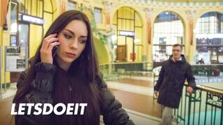 Arwen Gold feszes punciba vágyik egy külföldi pénisze kalandra