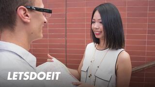 Jureka Del Mar ázsiai nőci lecidázza a nagyméretű zsíros idegen fazt és jól meglovagolja