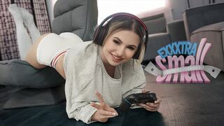 Kicsike fiatal csajszi Aria Banks elkapja magas mostohabátyját Chris Epicet, aki a szobájában veri a léce