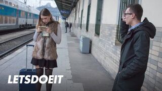 Selvaggia zsenge pipi felfogta Charlie Dean gigantikus faszát egy gyors pov dugásra