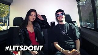 Vézna csoki Coco Kiss pénzért orálozza a óriási barna fazt az autóban