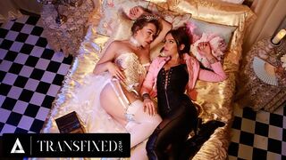 Mesebeli királynők Emma Rose és April Olsen vad strap-on valag kefélése