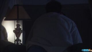 Zsenge nőci cidázik és lovagol a farkon ágyban lefekvés előtt