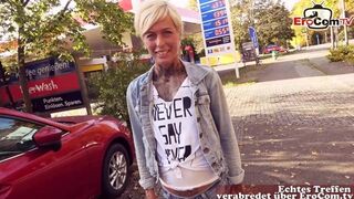 Utcán együttlét német benzinállomáson: pov milf orál