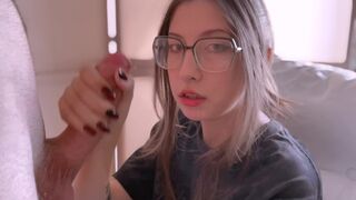 A lusta gamer zsenge orálozza a fazsat és mellkasába vesz duggást