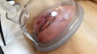 Ellenállhatatlan milf pumpálja a nuniját és keményen megdöngeti lovagló pózban többszörös spricceléssel