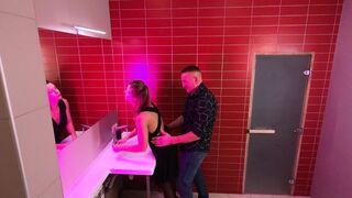 Éjszakai klubban történő valódi bujálkodás és beleélvezés a nyilvános wc-ben