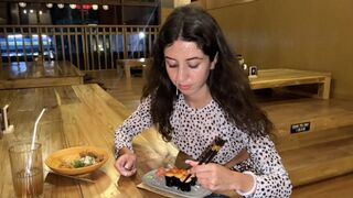 Arcára élveztem egy gádzsi pincében, aki cumos arccal falatozik sushi gurigákon