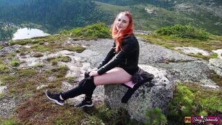 Fiatal vörös leányzó masturbál a hegyekben orgiáig