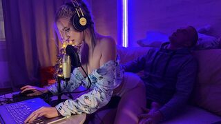 A nevelő fia édesen megrépázza a nedves, kielégíthetetlen nevelő anyját, amiért belezavart a videójáték streambe