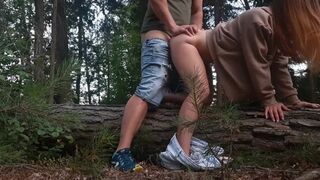 Egy idegen meghágja kutyapózban, miután leszoptam az erdőben