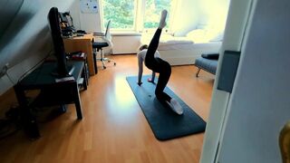 Tinédzser fitnesz nőci ujjazza magát, majd keményen megbasszák