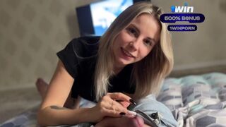 Amatőr szöszke kisasszony vad cidázása termetes fasszal