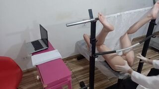 Vörös zsenge amatőr kinyílik a kéjenc nőgyógyásznak