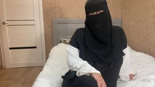 Izgató arab milf pajzán utasításokat ad nevelő fiának