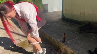 Rajtakaptam a szomszéd zsenge lányát ivás közben és üveggel büntettem meg a kufferjét