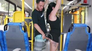 Szépkorú hapsi dörzsöli és kiveri a barnára a buszon, amíg el nem élvez