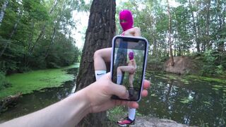 Szöszi fiatal kufircolás cosplay-ben, arcra élvezés balaklaván