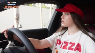 Késésért megbasztam a pizzás lányt, és egy kolosszális beleélvezéssel jutalmaztam a vagináját