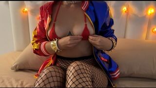 Ufo kamatyol bele a izgató harley quinnbe piros mikro bikiniben minden lyukba