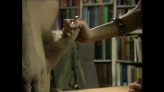 Arcra ülő dominatrix öklözi a rabszolga valagát miközben megrépázza