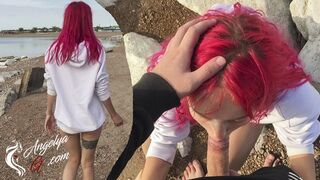 Vad fiatal pippantás a strandon - lenyeli az egészet