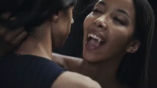 Ebony Vampire Mistress Lia Lin elcsábít egy kolumbiai óriási tőgyes fiatal kishölgyet a Vampired erőszakos domina játékában