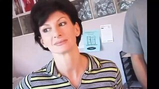 Sharon Mitchell feleségként leszívja és popó lyukba veszi Mark Wood farkát retro stílusban
