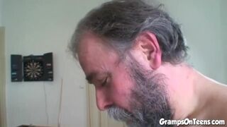 Tinédzser vörös maca cidázza és lovagol a nagypapa péniszén