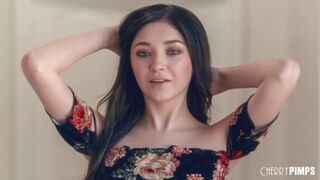 Fiatal Luna Kamázza a Golyók Nyalogatását és a Szopást, Mielőtt Lovagolna a Cherry Pimps Stúdióban