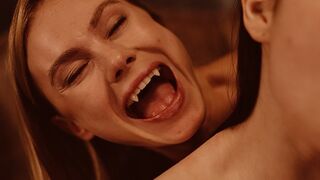 Szöszi Vámpír Nancy Ace Uralja Matty Milát a Vampired Csatornán - Dögös Lesbi Jelenet Vörös Harapásokkal