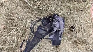 Gigantikus fenekű szépkorú nő lecumizza a paraszt farkát a disznóólban